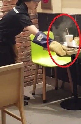 Nhân viên nhà hàng đang tìm cách để đưa chiếc Galaxy Note7 bị cháy ra bên ngoài