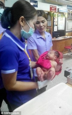 Bé sơ sinh sống sót thần kỳ dù bị đâm 14 nhát và chôn sống - 2 Cậu bé được mang đến bệnh viện và sống sót một cách thần kỳ
