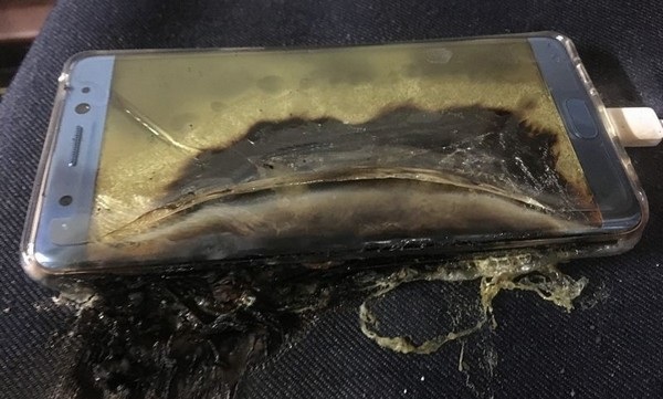 Samsung lại phải ngừng bán Galaxy Note7, kêu gọi người dùng tắt máy ngay - 1
Dù Galaxy Note7 phiên bản sửa lỗi được Samsung khẳng định là an toàn để sử dụng nhưng hàng loạt vụ cháy, nổ sản phẩm vẫn liên tiếp xảy ra. Vì sự an toàn, người dùng sản phẩm Galaxy Note7 dù là phiên bản nào cũng nên tắt máy ngay.