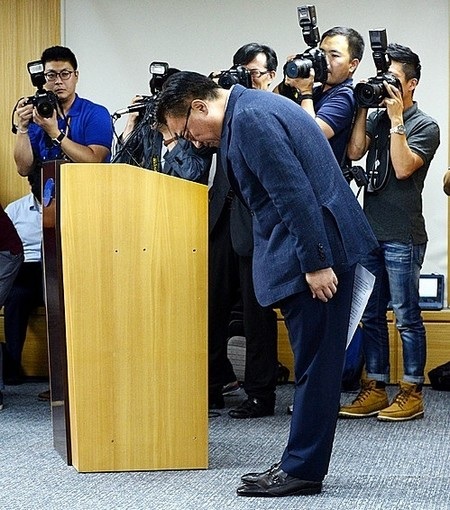 Chủ tịch bộ phận di động của Samsung, Koh Dong-jin, cúi người xin lỗi vì sự cố Galaxy Note7