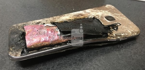 Đổi Galaxy Note7 lấy S7 edge, vẫn bị nổ trong lúc cắm sạc - 2 Hình ảnh chiếc Galaxy S7 edge phát nổ khi đang cắm sạc qua đêm