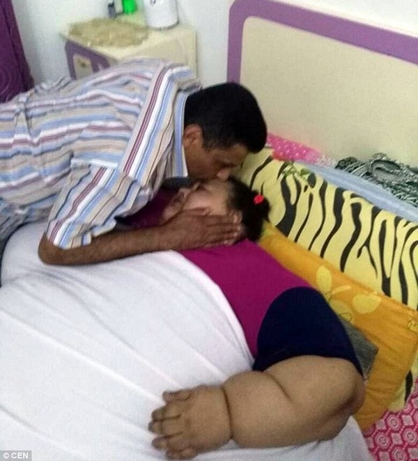Người phụ nữ mập nhất thế giới không thể rời nhà suốt 25 năm qua - 3 Abdulati chỉ có thể nằm một chỗ và mọi sinh hoạt hằng ngày đều phụ thuộc vào mẹ và chị gái