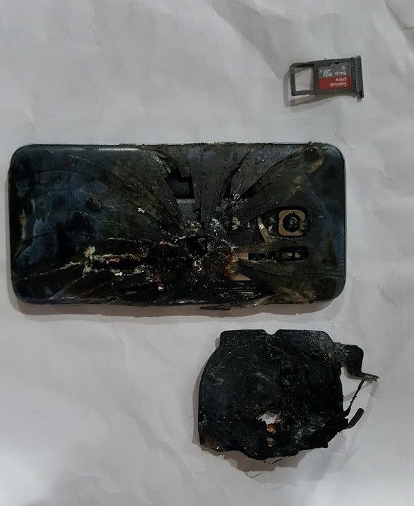 Lại thêm một chiếc Galaxy S7 edge phát nổ - 2 Hình ảnh chiếc Galaxy S7 edge bị hư hỏng sau khi bốc cháy được Loewen chia sẻ trên trang cá nhân của mình