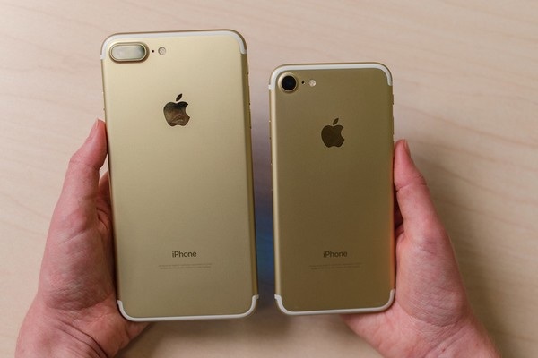 Apple giảm doanh thu nhưng iPhone vẫn là "con gà đẻ trứng vàng" - 1
Bộ đôi iPhone 7 và 7 Plus vừa được ra mắt hồi tháng 9 chưa đủ giúp Apple cải thiện doanh thu trong quý vừa qua
