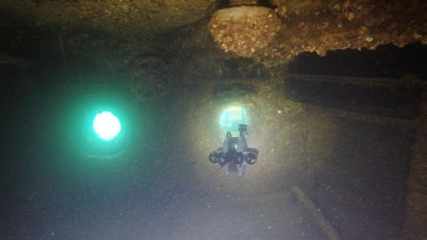 Robot nhỏ khám phá những bí mật của tàu chiến Mỹ chìm tại Trân Châu Cảng - 1 Robot cỡ nhỏ của Deep Trekker tiếp cận những khu vực bên trong con tàu USS Arizona mà thợ lặn không thể tiếp cận được