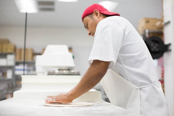 Khám phá dây chuyền rô-bốt làm bánh pizza có 1 không 2 - 2 Đầu bếp làm bánh vẫn thực hiện công việc nhào bột bằng tay