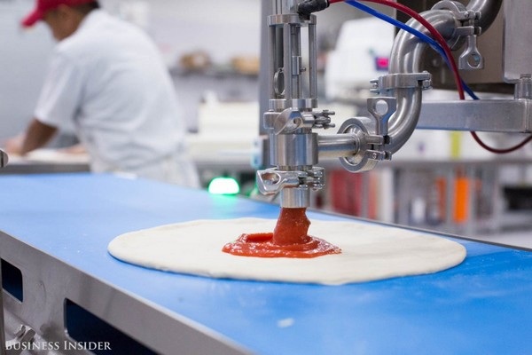 Khám phá dây chuyền rô-bốt làm bánh pizza có 1 không 2 - 3 Cánh tay robot rót nước sốt lên bề mặt bột