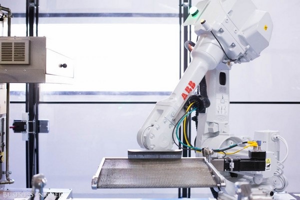 Khám phá dây chuyền rô-bốt làm bánh pizza có 1 không 2 - 5 Cánh tay robot đưa bánh vào lò nướng