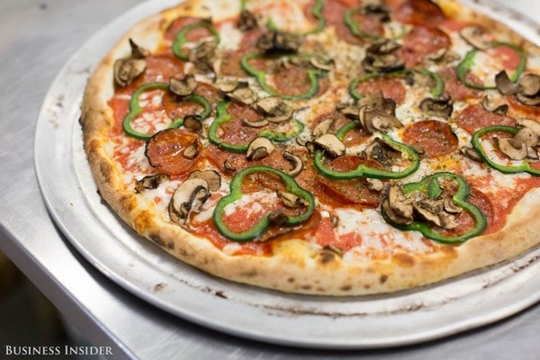 Khám phá dây chuyền rô-bốt làm bánh pizza có 1 không 2 - 6 Những chiếc bánh của Zume Pizza được đánh giá cao về chất lượng không thua kém gì những chiếc bánh được làm bởi các đầu bếp con người