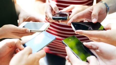 Truy cập web từ di động lần đầu vượt qua máy tính cá nhân - 1 Ngày càng nhiều người có xu thế sử dụng các thiết bị di động để truy cập trang web, thay vì sử dụng máy tính cá nhân