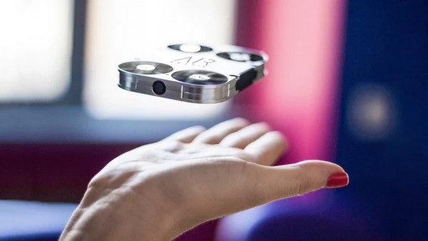 Chiếc flycam bé trong lòng bàn tay dành cho "fan" của selfie - 1 AirSelfie có thiết kế nhỏ gọn, được trang bị camera 5 megapixel