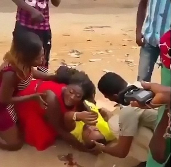 Người bạn gái khóc lóc thảm thiết bên bạn trai của mình vì tưởng anh đã chết do tai nạn giao thông