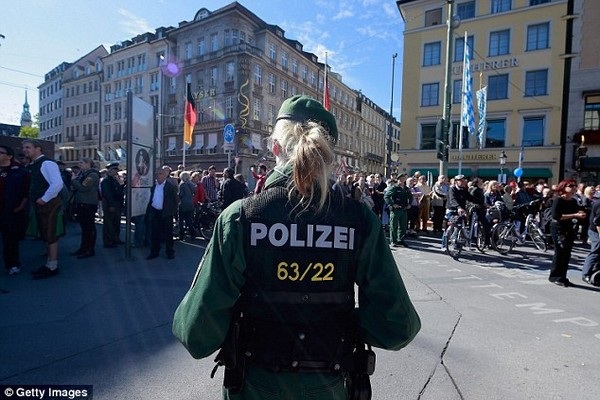 Cô gái lỡ giấc mơ trở thành cảnh sát vì... ngực giả - 1 Giấc mơ trở thành cảnh sát của một cô gái không thể thực hiện chỉ vì đã phẫu thuật nâng ngực (Ảnh minh họa)