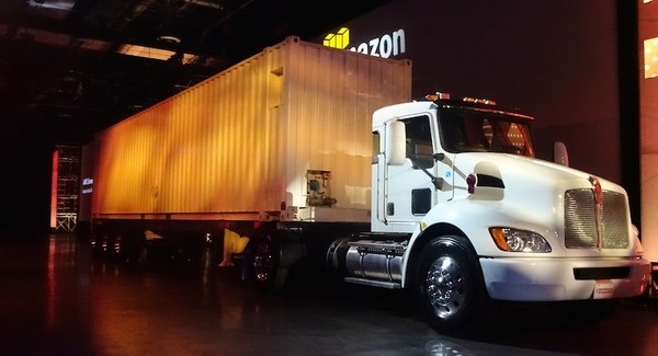 Amazon sử dụng xe container để... vận chuyển dữ liệu - 1 Chiếc xe tải Snowmobile sẽ là thiết bị trung gian để rút ngắn thời gian truyền dữ liệu từ khách hàng đến hệ thống đám mây của Amazon