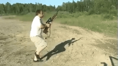 Trả giá vì bắn súng không đúng tư thế