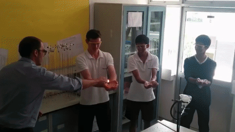 Một thí nghiệm hóa học cực kỳ ấn tượng