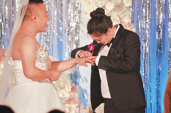 
Dù gặp bất tiện nhưng chú rể Wu vẫn vui vì đã giúp được vợ mình giải tỏa nỗi lo lắng trong lễ cưới
