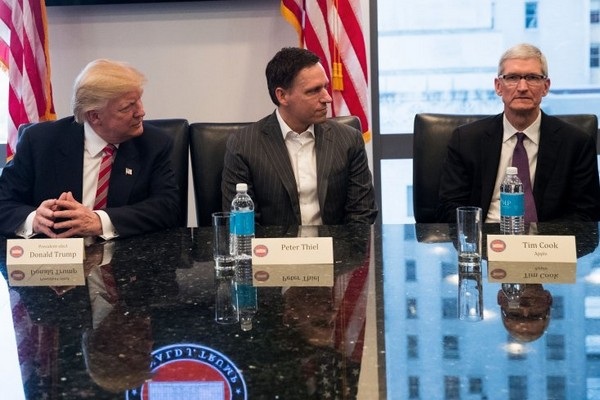 CEO Apple giải thích lý do bất ngờ chuyển sang ủng hộ Donald Trump - 1
Tổng thống Mỹ đắc cử Donald Trump (trái), thành viên ban lãnh đạo Facebook Peter Thiel (giữa) và CEO Tim Cook của Apple trong cuộc họp hôm 14/12