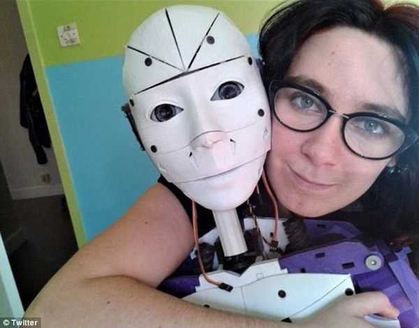 Người Phụ Nữ Yêu Và Muốn Cưới Robot Làm Chồng | Báo Dân Trí