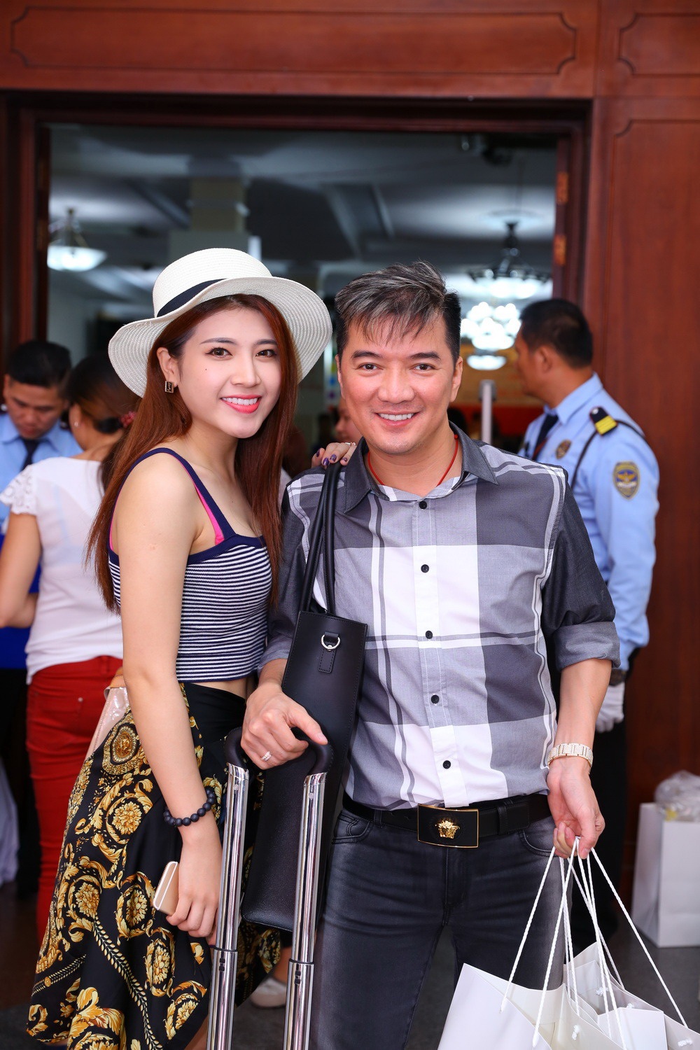 Sao Việt rủ nhau đi mua sắm hàng hiệu giảm giá - 10 Sao Việt rủ nhau đi mua sắm hàng hiệu giảm giá - 10