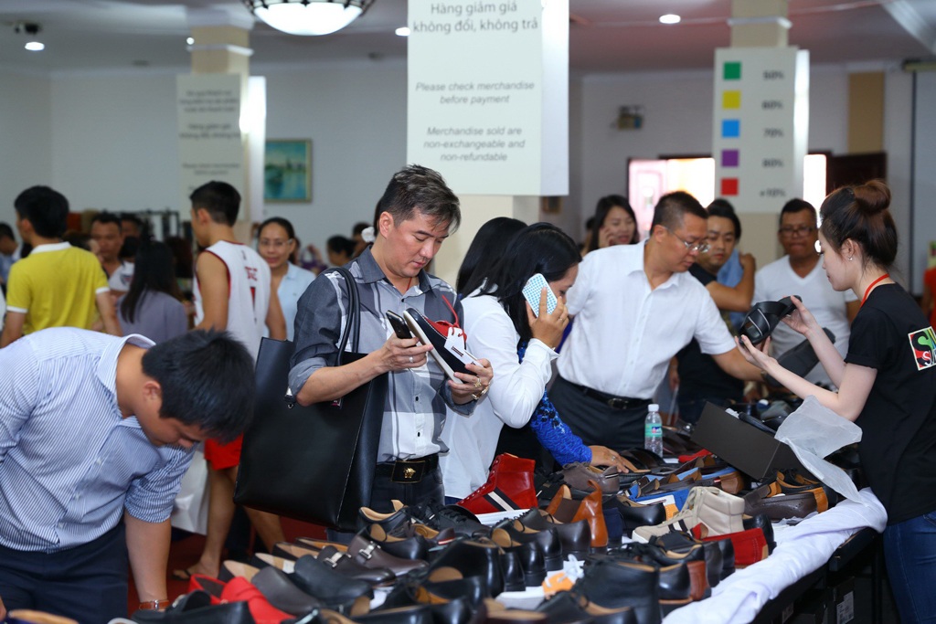 Sao Việt rủ nhau đi mua sắm hàng hiệu giảm giá - 2 Sao Việt rủ nhau đi mua sắm hàng hiệu giảm giá - 2