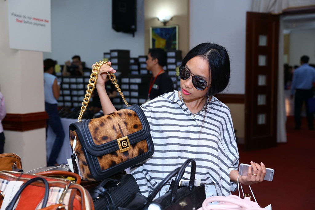 Sao Việt rủ nhau đi mua sắm hàng hiệu giảm giá - 5 Sao Việt rủ nhau đi mua sắm hàng hiệu giảm giá - 5
