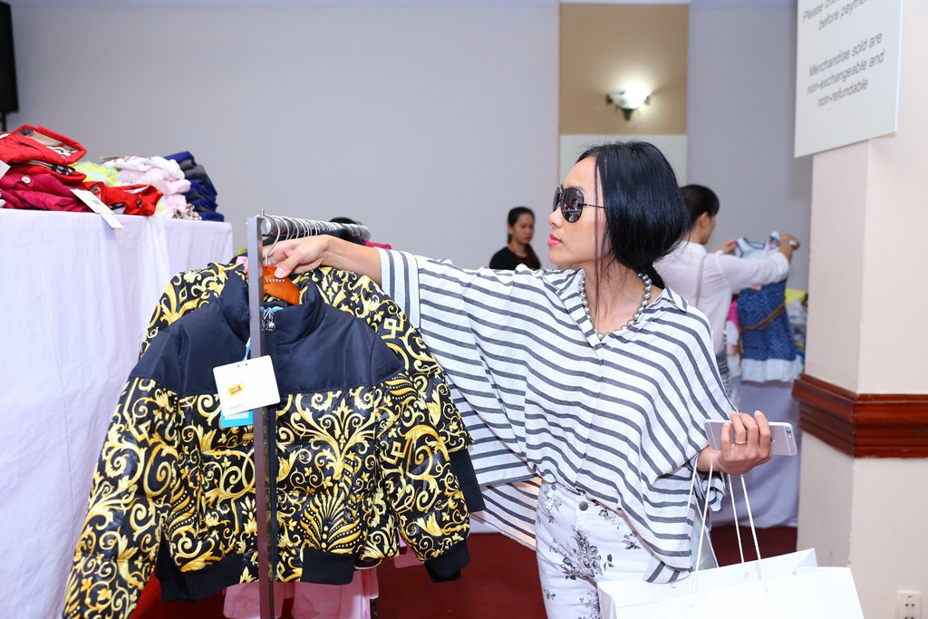 Sao Việt rủ nhau đi mua sắm hàng hiệu giảm giá - 7 Sao Việt rủ nhau đi mua sắm hàng hiệu giảm giá - 7