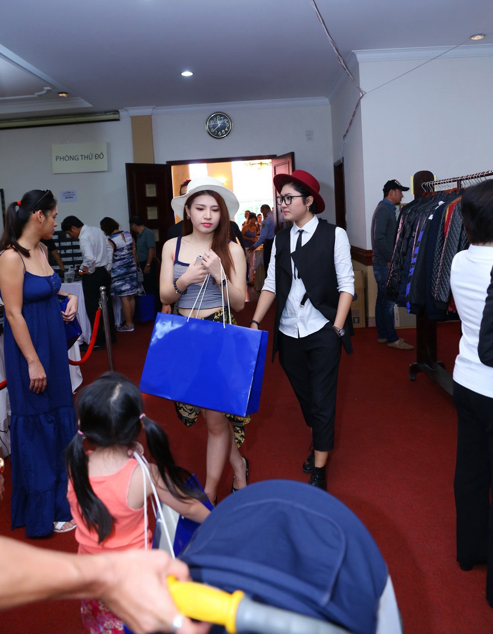 Sao Việt rủ nhau đi mua sắm hàng hiệu giảm giá - 8 Sao Việt rủ nhau đi mua sắm hàng hiệu giảm giá - 8
