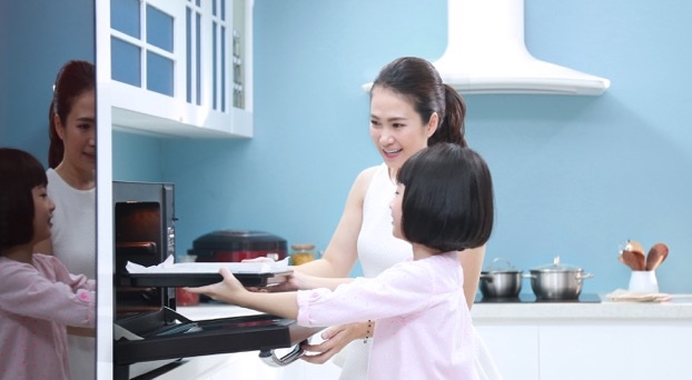 Cùng MC Thanh Thảo dọn bếp đón Tết - 3 Các con của MC Thanh Thảo rất thích các món bành nướng