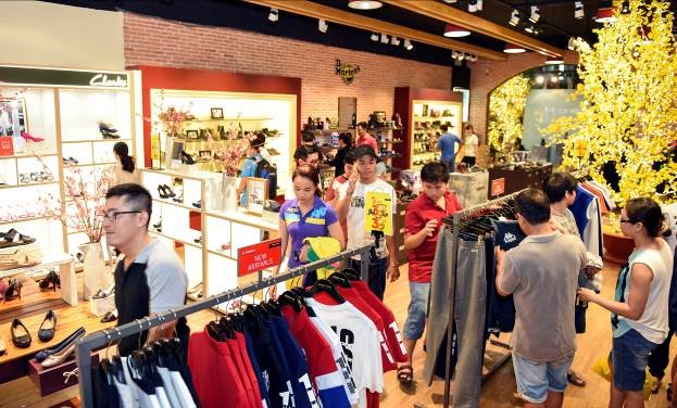 Tưng bừng mua sắm, đón xuân Đinh Dậu 2017 - 5 Các thương hiệu được yêu thích Dr. Martens , Ecko Unltd , Replay luôn thu hút khách mua sắm.
