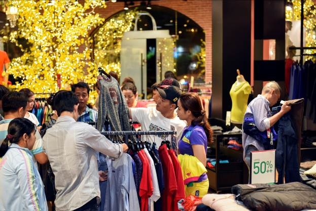 Tưng bừng mua sắm, đón xuân Đinh Dậu 2017 - 7 Anh Trọng Nhân – một khách hàng thân thiết của Hoang Phuc International chia sẻ: “ Mình rất thường mua sắm đồ ở Hoàng Phúc vì điều đầu tiên khiến mình hài lòng chính là sản phẩm chất lượng thật, kế đến đều là các thương hiệu nổi tiếng, sản phẩm luôn được cập nhật theo xu hướng mới , đặc biệt giá bao giờ cũng thấp nhất , vì vậy mà mình không chỉ mua cho bản thân mà còn mua cho cả gia đình . Năm nay Hoàng Phúc ưu đãi mừng Xuân 2017 lớn nên mình đã mua được rất nhiều thứ ưng ý , mình thấy rất là vui !”