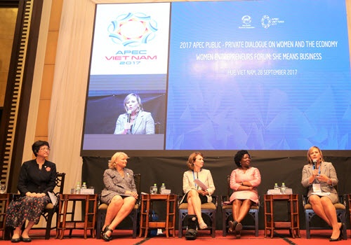 Đối thoại về trao quyền kinh tế cho phụ nữ tại APEC - 1 Bà Stacey Valy Panayioutou, Giám đốc Phát triển Nhân sự Toàn cầu của Công ty Coca-Cola trình bày sáng kiến 5by20 tại Đối thoại công - tư về Phụ nữ và Kinh tế APEC.