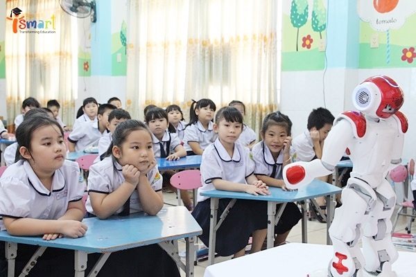 Lớp học của con bạn “phẳng” ra sao? - 2
Giữa một lớp học với sĩ số trung bình là 30 – 40 học sinh/lớp, làm cách nào để mỗi học sinh đều hứng thú, vui vẻ với bài học?