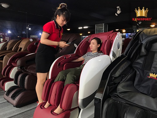 Khách hàng trải nghiệm ghế massage tại Kingsport Nam Sài Gòn.