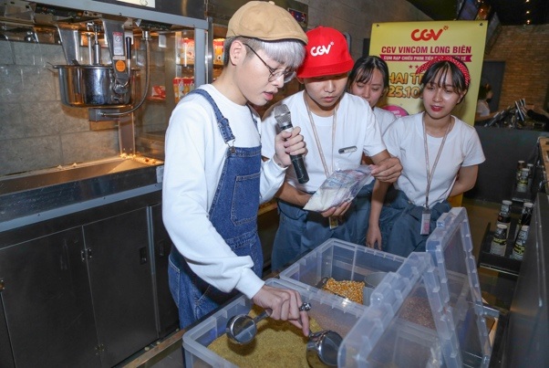 Đức Phúc trổ tài làm bắp rang bơ tặng người hâm mộ - 3