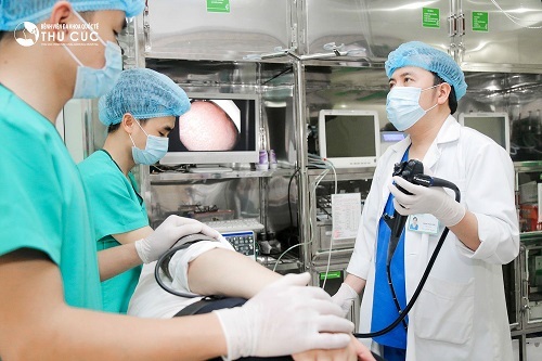 Ăn tranh thủ, ngủ khẩn trương và… “rước” bệnh trào ngược - 3 Với dịch vụ nội soi không đau, người bệnh có thể thoải mái thực hiện nội soi để chẩn đoán chính xác bệnh trào ngược dạ dày – thực quản, điều trị kịp thời.