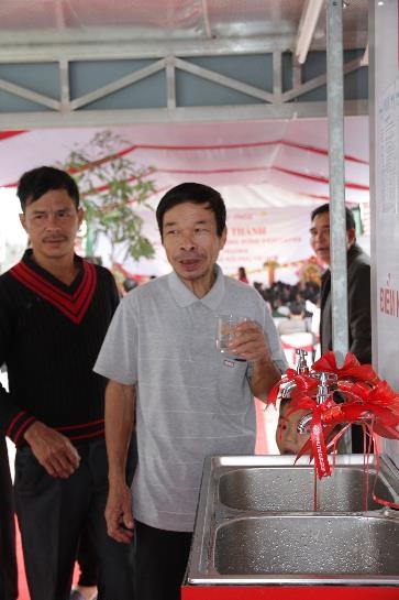 Tết vẹn yêu thương từ EKOCENTER - 2 Người dân Vĩnh An vui mừng đón nước uống sạch