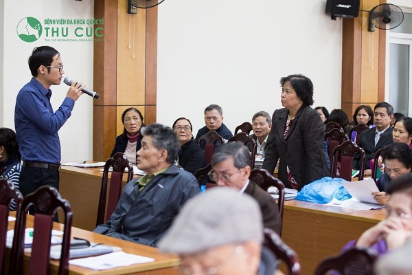 Sàng lọc ung thư miễn phí tại HN: Nhiều người xét nghiệm dương tính - 1 Người dân Quận Tây Hồ được phổ biến về cách lấy mẫu xét nghiệm