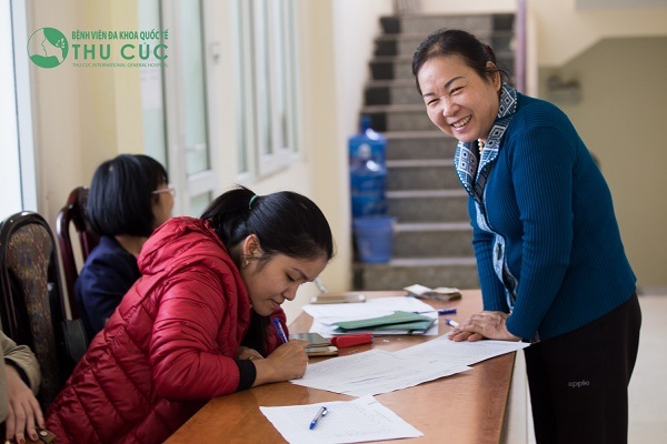 Sàng lọc ung thư miễn phí tại HN: Nhiều người xét nghiệm dương tính - 2 Một người dân đang đăng ký thông tin lấy mẫu xét nghiệm