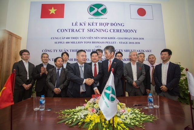 Thương vụ lịch sử của ngành nông nghiệp Việt Nam trị giá 50 tỷ USD - 1 Ông Nguyễn Văn Thiện – Chủ tịch Tập đoàn Xuân Thiện (người bắt tay bên trái) và ông Hideki Kurihara - Chủ tịch Tập đoàn Shuuwakikaku