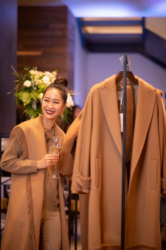 Tân Hoa hậu Dương Thùy Linh cuốn hút và sang trọng trong một sự kiện thời trang - 1 Ở độ tuổi ngoài 30, hoa hậu Dương Thùy Linh vẫn rất quyến rũ bởi nét đẹp thanh lịch cùng với phong thái chững chạc, thông minh.