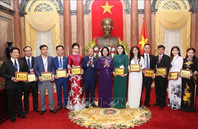 Chủ tịch Tập Đoàn VSETGROUP nhận kỷ niệm chương cho Top 10 Doanh nhân tiêu biểu - 1 Bà Đặng Thị Ngọc Thịnh đại diện Văn phòng Chủ tịch nước trao tặng kỷ niệm chương cho 10 doanh nhân có đóng góp tích cực cho sự phát triển kinh tế