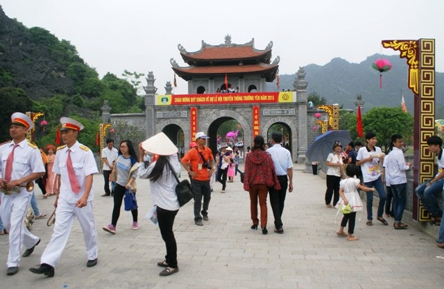 Du khách đến tham quan, dự lễ hội Trường Yên - Cố đô Hoa Lư năm 2015