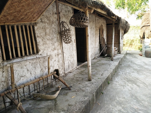 Những điểm du lịch không thể bỏ qua khi đến Ninh Bình - 6 Nhà chị Dậu được phục dựng trong làng cổ Cố Viên Lầu ở khu du lịch Tam Cốc - Bích Động