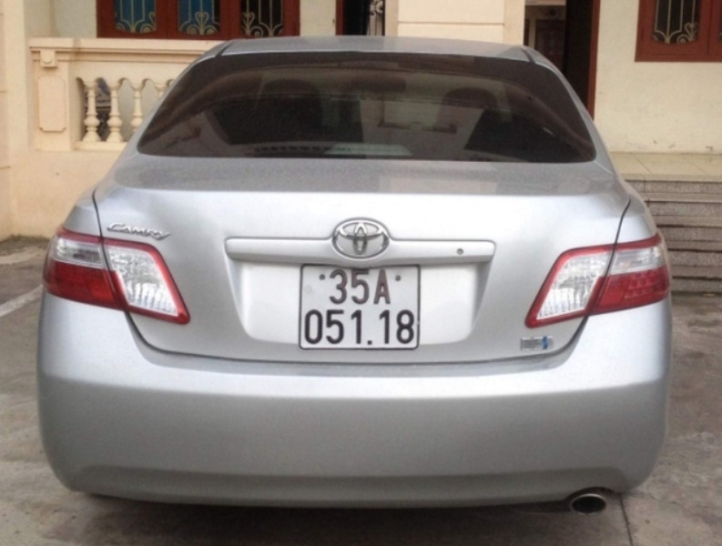 Xe sang "thích" đeo biển giả? - 1 Xe Toyota Camry đeo biển giả do Phó Công an huyện Kim Sơn điều khiển gây tai nạn chết người.