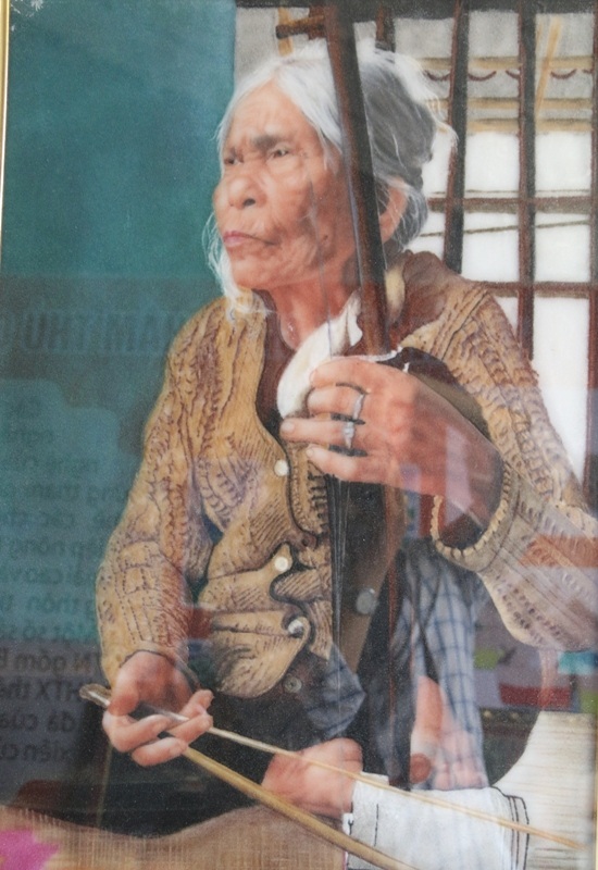 Bức tranh đá chân dung nghệ nhân hát xẩm Hà Thị Cầu do nghệ nhân Ninh Bình làm ra