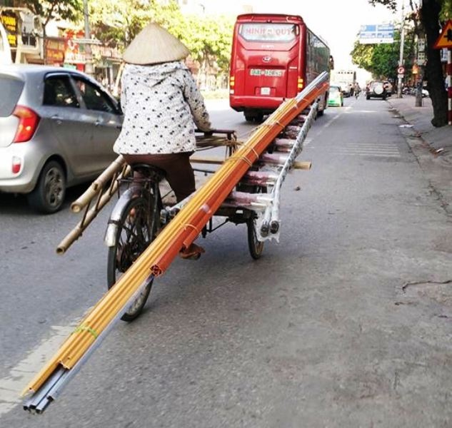Xe thô sơ chở hàng cồng kềnh nghênh ngang trên đường - 5 Xe thô sơ chở hàng cồng kềnh nghênh ngang trên đường - 5