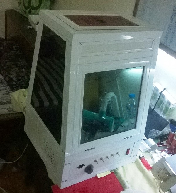 Chàng trai chế tạo máy diệt khuẩn loại bỏ thực phẩm bẩn - 2 Máy diệt khuẩn đa năng của em Huân đạt giải cao tại các cuộc thi sáng tạo