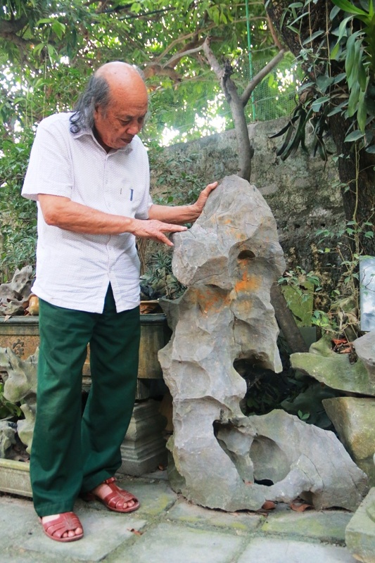 Tác phẩm anh hùng độc lập này được cụ Lương quý nhất. Bởi hòn đá này có đủ các yếu tố của một tác phẩm độc thạch. Đặc biệt, khi có nước mưa, hòn đá này hiện lên nhiều màu sắc ở nhiều nơi khác nhau nên rất quý. Hiếm có hòn đá nào nổi màu như hòn đá đặc biệt này.