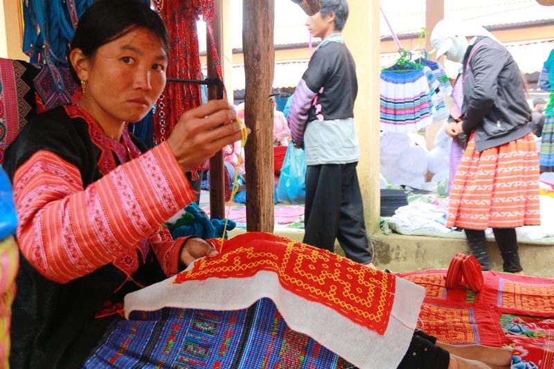 Vào dịp cuối năm, chợ đông hơn vì có người người đến mua bán và đi sắm Tết.